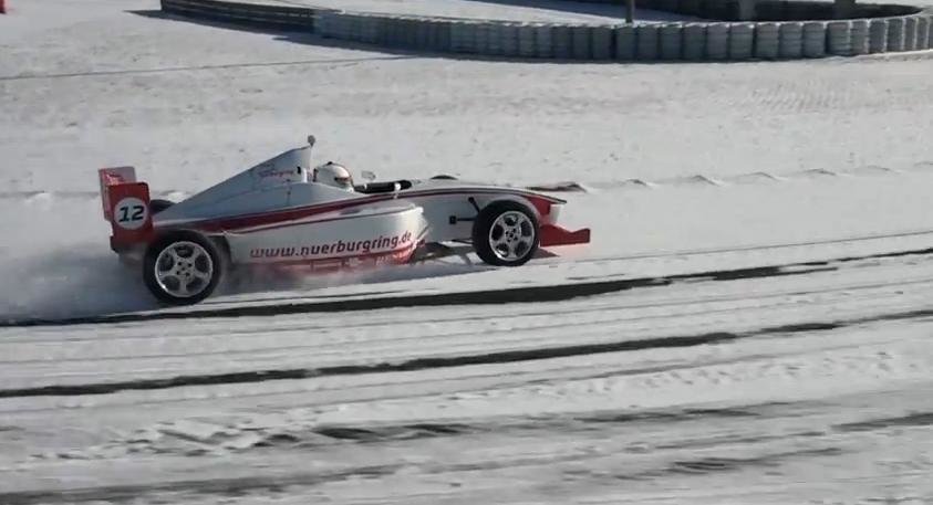 O tura pe Nurburgring plin de zapada, cu o masina de Formula Race O tura pe Nurburgring plin de zapada, cu o masina de Formula Race