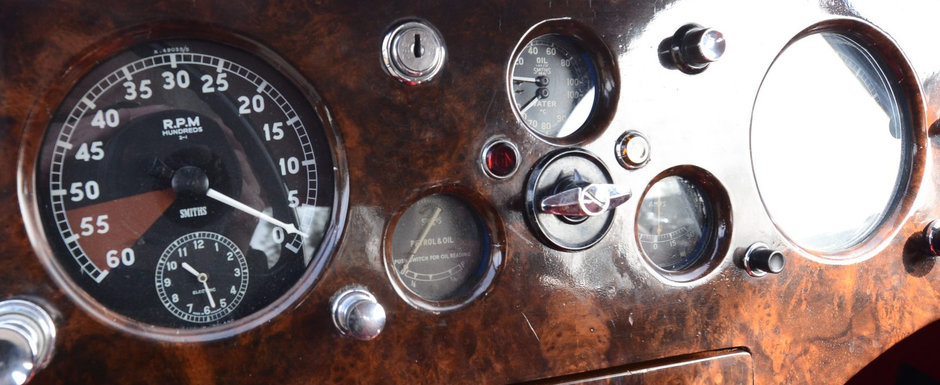 O vinde dupa aproape 61 de ani. Vechea masina are motor I6 si plansa de bord din lemn O vinde dupa aproape 61 de ani. Vechea masina are motor I6 si plansa de bord din lemn