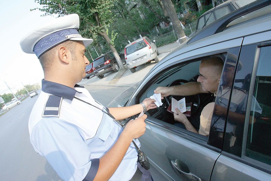 OFICIAL: Daca nu-i prezinti buletinul politistului, primesti 1500 de lei amenda OFICIAL: Daca nu-i prezinti buletinul politistului, primesti 1500 de lei amenda