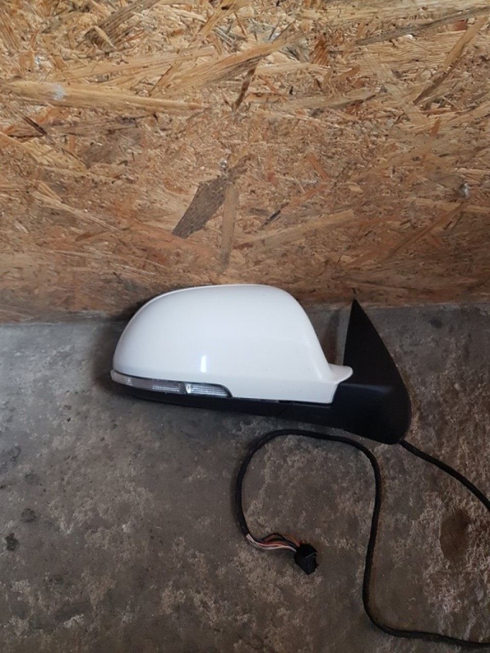 Oglinda dreapta retractabila electric cu lumina ambientala skoda octavia II facelift