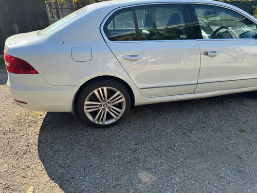 Oglinda dreapta Skoda Superb 2 (3T4) 2.0 TDI DSG tip motor CFF