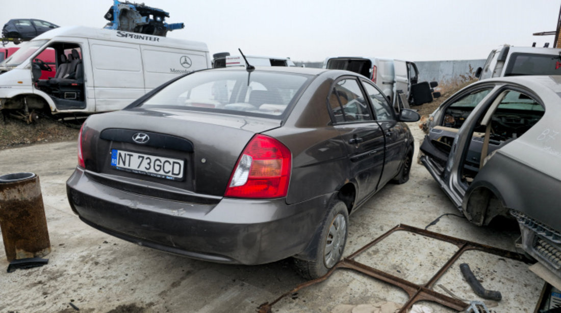 Oglinda stanga completa Hyundai Accent 2010 berlina 1.4 benzina G4EE