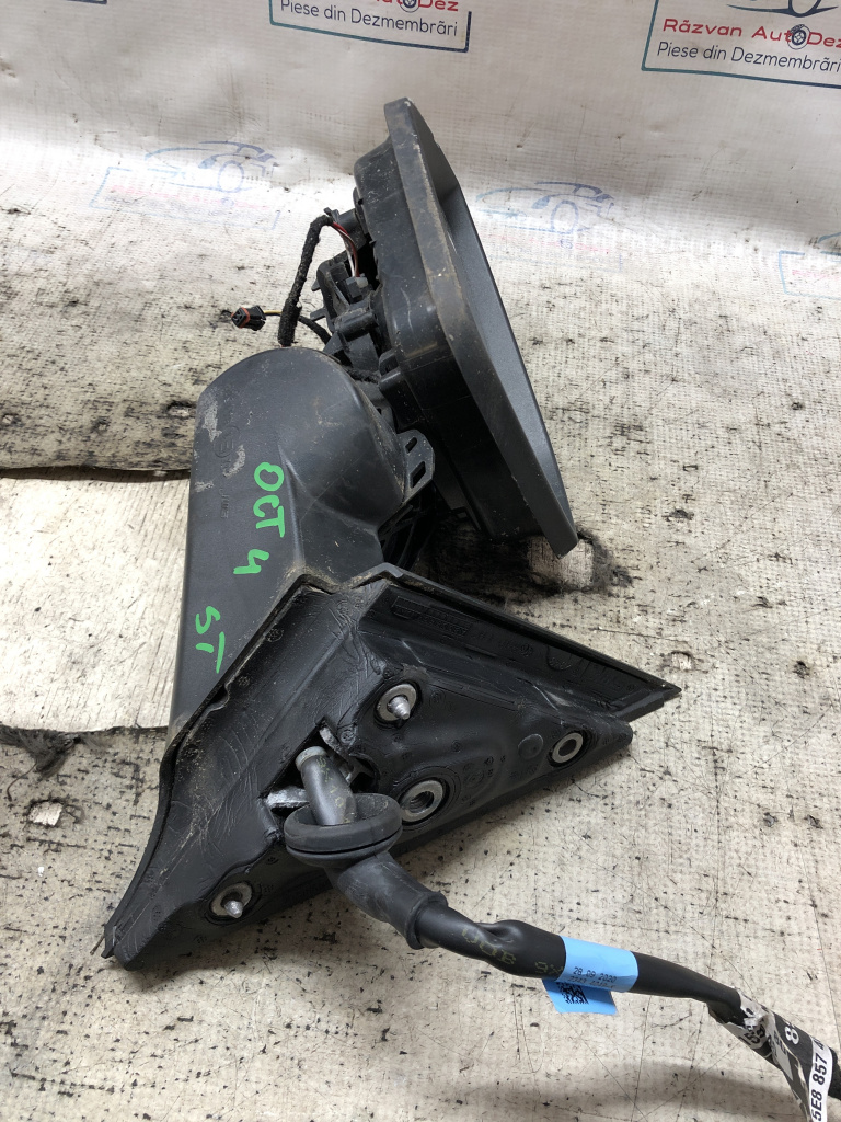 Oglinda stanga incompletă Skoda Octavia 4 2022, 8 PINI