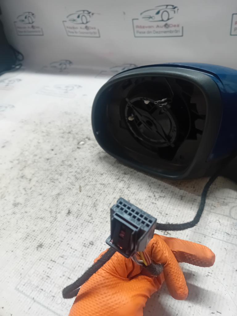 Oglinda stanga incompletă Volkswagen Tiguan 2012, 5N2857501N / CU DEFECT / 6PINI