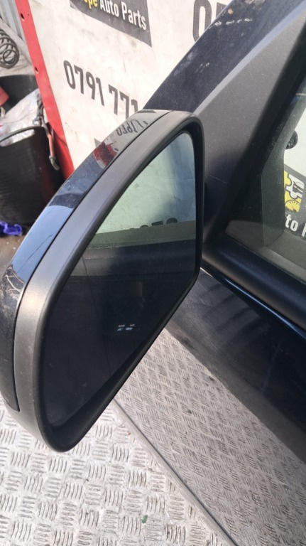Oglinda stanga manuala neagra Opel Meriva an 2007 cod culoare Z20R