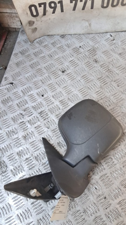 Oglinda stanga mic defect Peugeot Partner 2.0 HDI cod motor RHY , transimie manuala an 2004