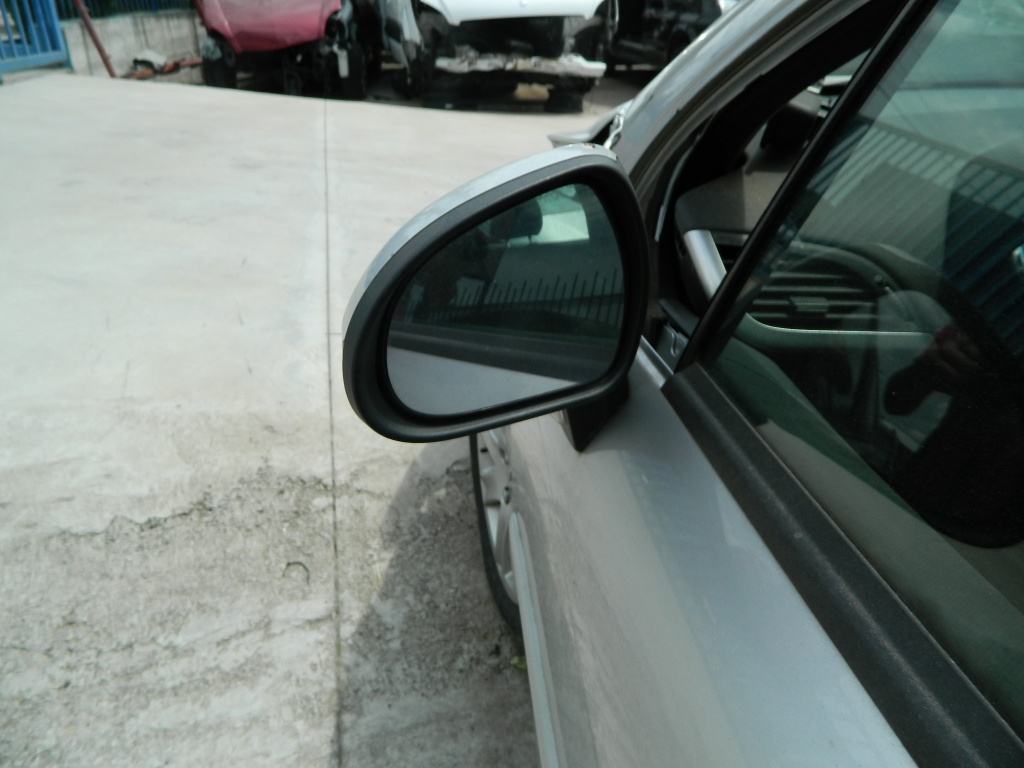 Oglinda stanga Peugeot 207 Hatchback 1.4 benzina model 2006