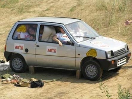 OKA sau `Cate fete crezi ca incap intr-o masina mica?` OKA sau `Cate fete crezi ca incap intr-o masina mica?`