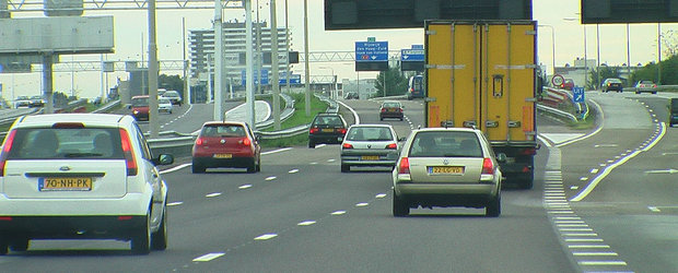 Olanda a redus viteza pe autostrada la doar 100 km/h, insa soferii n-au de gand sa respecte noua limita. "Mai bine luam amenda"