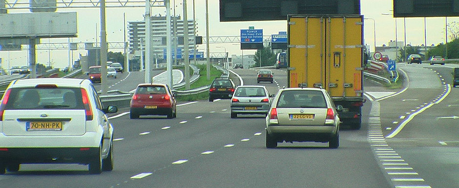 Olanda a redus viteza pe autostrada la doar 100 km/h, insa soferii n-au de gand sa respecte noua limita. "Mai bine luam amenda"