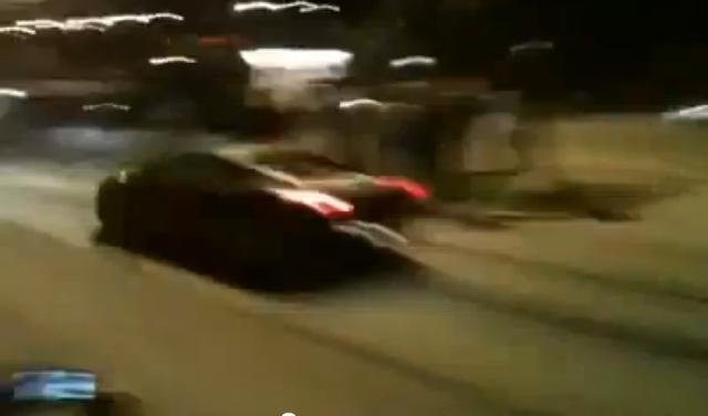 Omul, mai rapid decat masina. Cum sa sari peste un Lamborghini Gallardo care merge cu viteza! Omul, mai rapid decat masina. Cum sa sari peste un Lamborghini Gallardo care merge cu viteza!