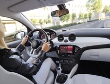 Opel Adam Black Link si Opel Adam White Link