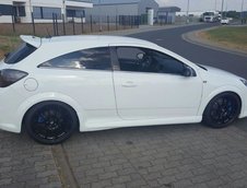 Opel Astra OPC de 400 CP