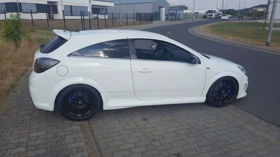 Opel Astra OPC de 400 CP