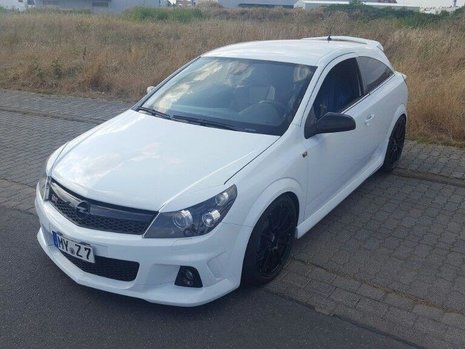 Opel Astra OPC de 400 CP