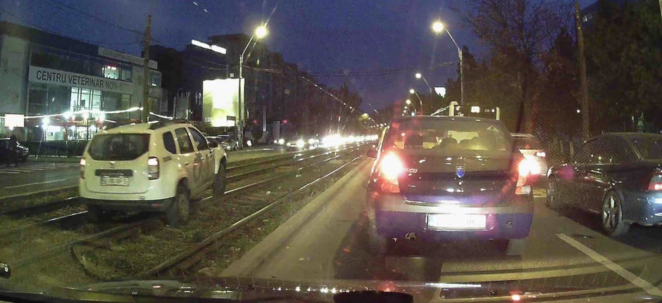 Oricum e masina de firma: Cum sa pui pe butuci un Duster mergand pe sina de tramvai Oricum e masina de firma: Cum sa pui pe butuci un Duster mergand pe sina de tramvai