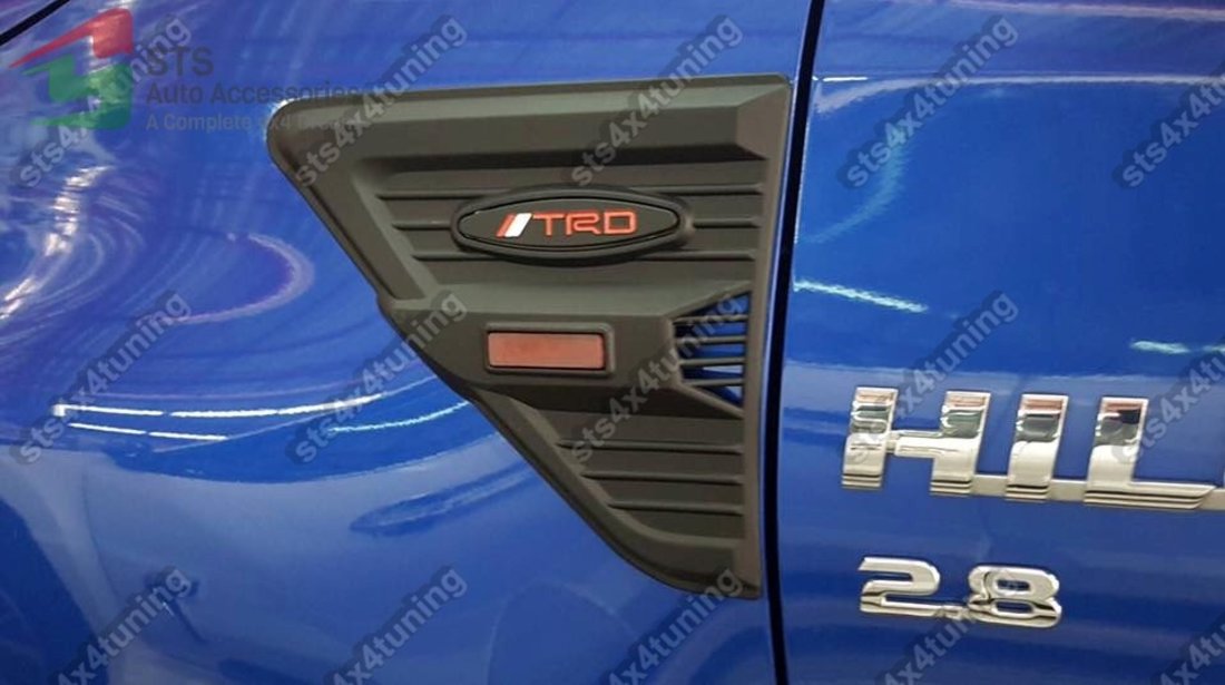 ORNAMENT ARIPA LATERALE NEGRE MATTE TOYOTA HILUX REVO 2016-2018 [TRD-LOOK] [V1]