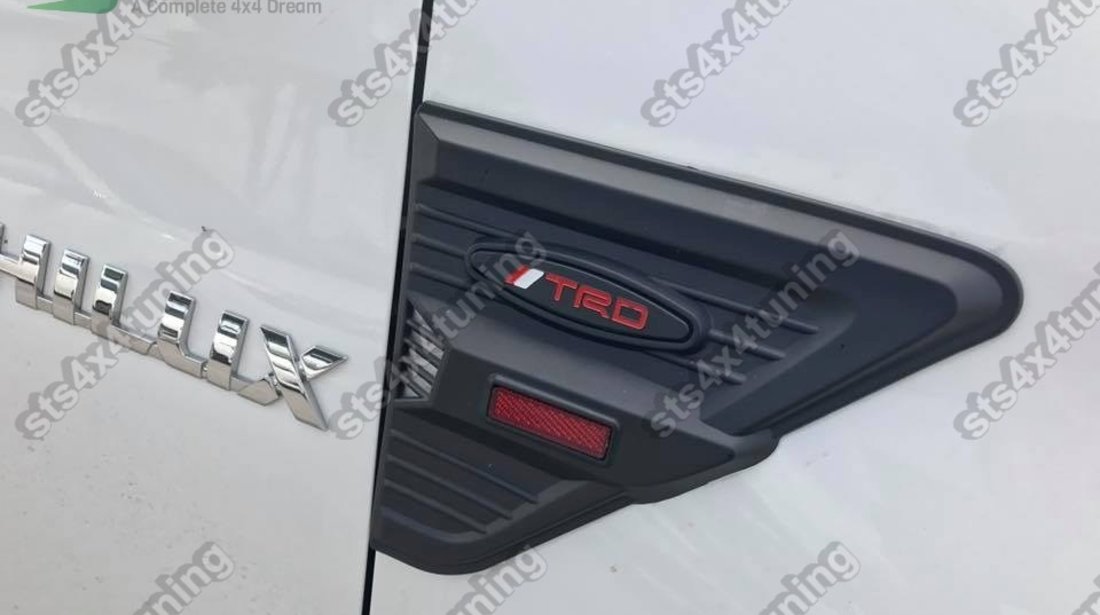 ORNAMENT ARIPA LATERALE NEGRE MATTE TOYOTA HILUX REVO 2016-2018 [TRD-LOOK] [V1]