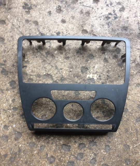 Ornament central bord Skoda Octavia 2 [2004 - 2008] Combi wagon 5-usi 1.9 TDI MT (105 hp) (1Z5)