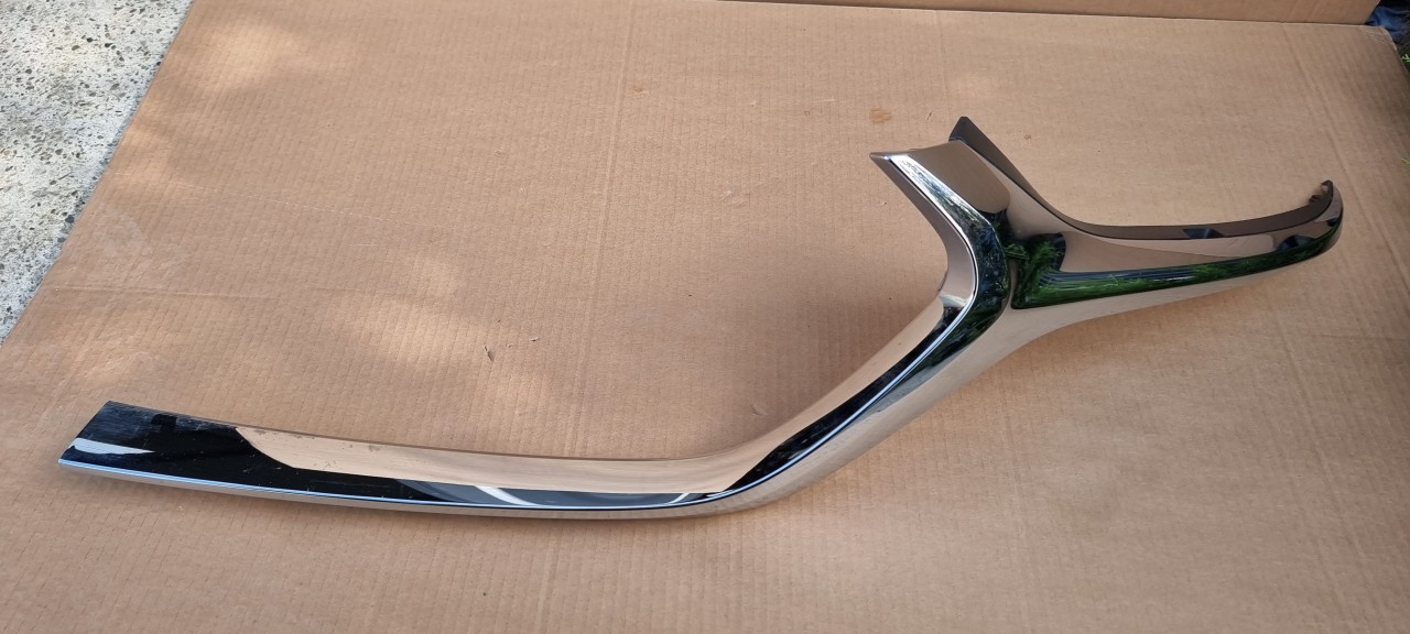 Ornament crom stanga grila radiator Mazda 3 2019 2020 2021