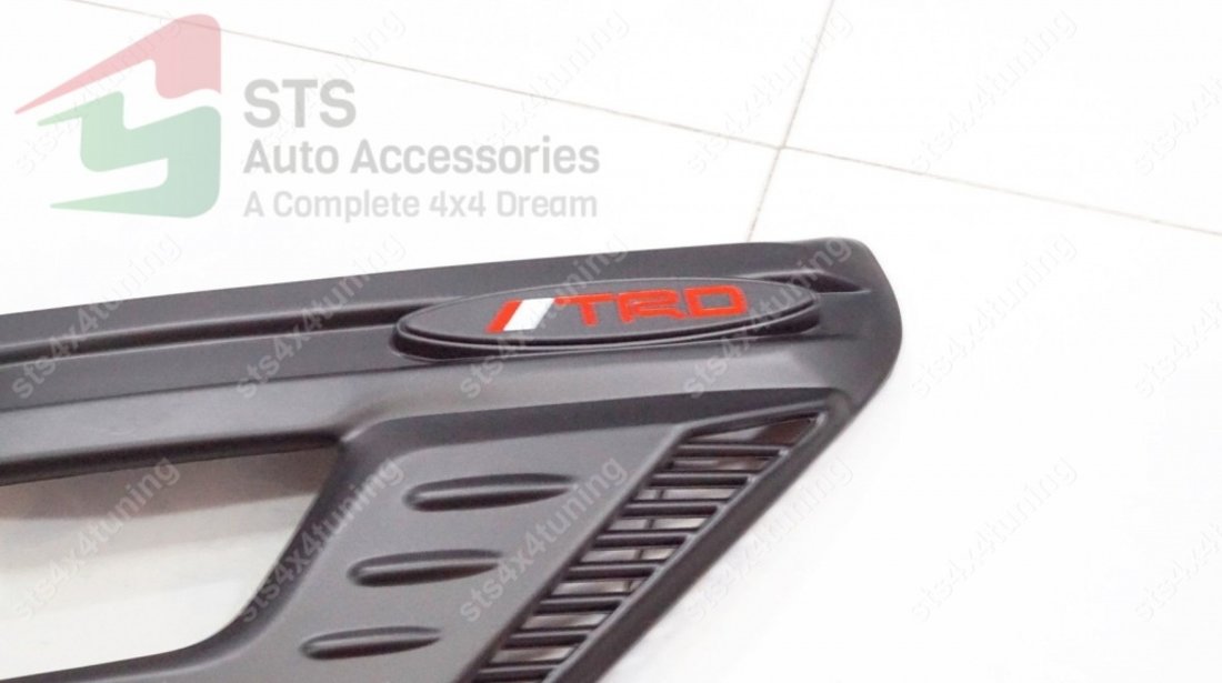 ORNAMENT FARURI NEGRE TOYOTA HILUX REVO 2016-2020 [TRD DESIGN]