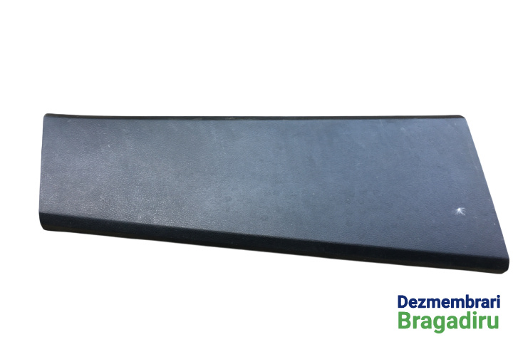 Ornament inferior stalp dreapta EMG500280 Land Rover Discovery 3 [2004 - 2009] SUV 2.7 TD AT (190 hp) Cod motor: 276DT