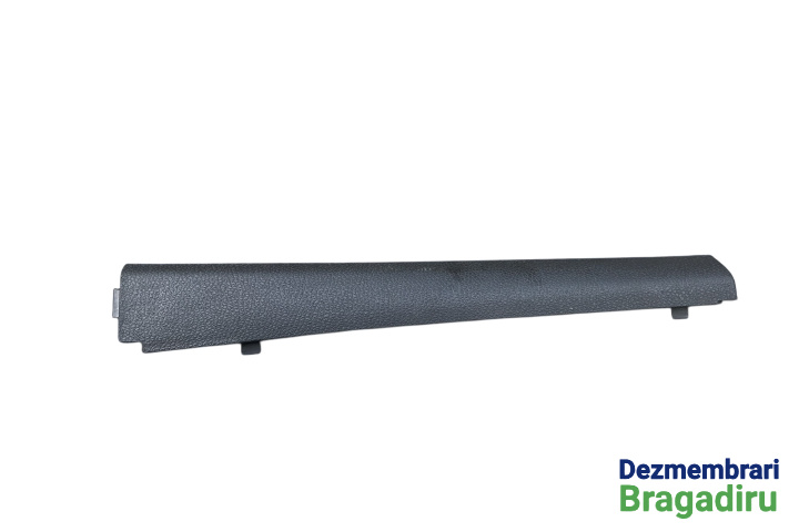 Ornament lateral bord stanga Cod: 1K0868223 1K0868223 Volkswagen VW Golf 5 [2003 - 2009] Hatchback 3-usi 1.9 TDI 6DSG (105 hp) Cod motor: BKC, Cod cutie: HLH, Cod culoare: LA6Q