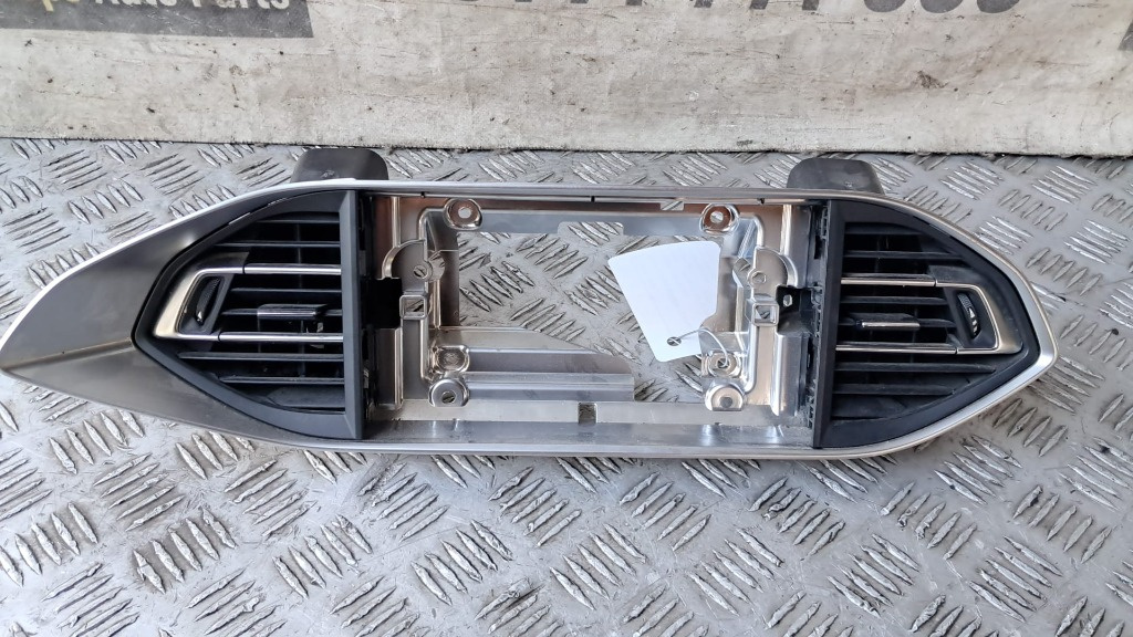 Ornament navigatie Peugeot 308 T9 1.5 HDI YHZ an 2019 cod 98075499VV