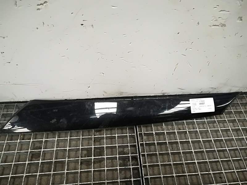 Ornament parbriz dreapta 5J7853264, Skoda Roomster (5J) (id:345027)