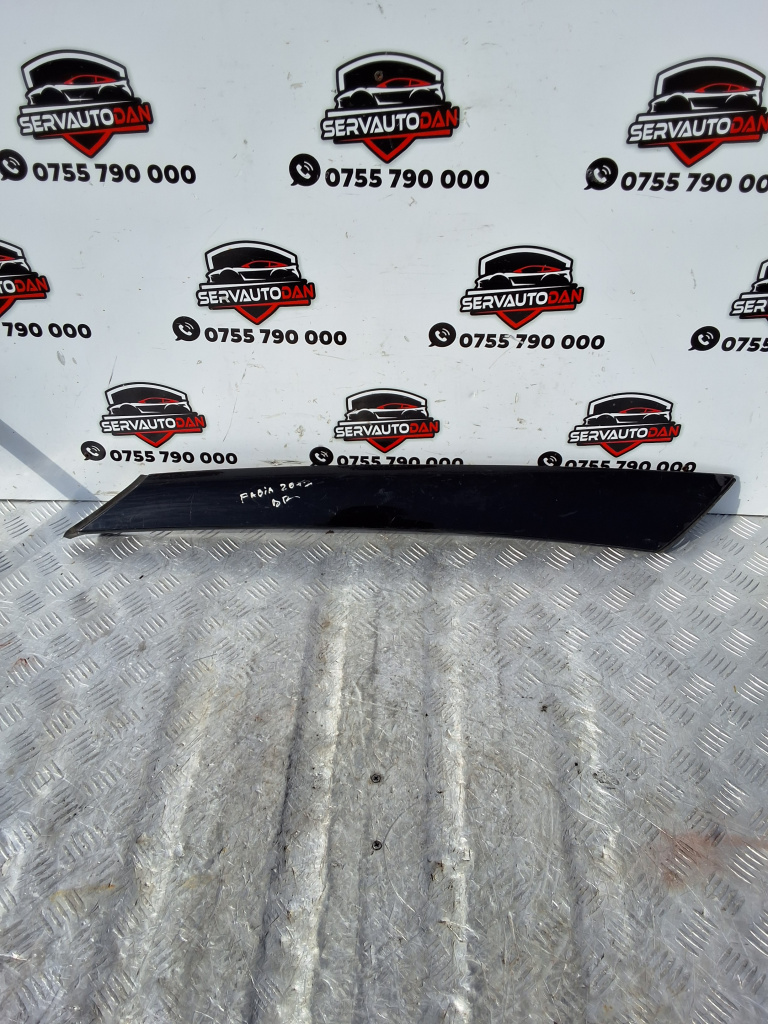 Ornament parbriz Skoda Fabia 2 (2006-2010) 1.6 Motorina 2012, DREAPTA / 5J6853264A