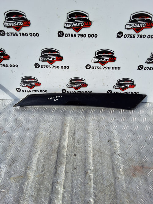 Ornament parbriz Skoda Fabia 2 (2006-2010) 1.6 Motorina 2012, DREAPTA / 5J6853264A