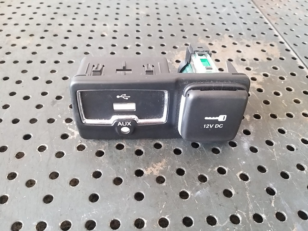 Ornament port usb bricheta jeep renegade bu