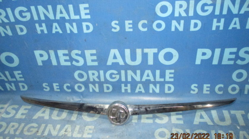 Ornament portbagaj Opel Insignia 2011; 13244388 (o ureche de prindere rupta); 5-hatchback