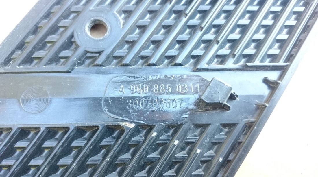 Ornament scara bara fata Mercedes Actros MP4 cod A9608850311