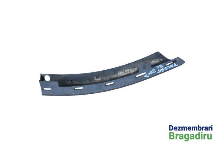 Ornament semnalizare stanga bara fata Cod: 3C0807717 3C0807717 Volkswagen VW Passat B6 [2005 - 2010] Sedan 4-usi 2.0 TDI MT (140 hp)