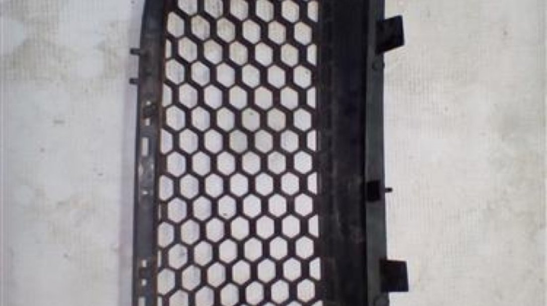 Ornament stanga grila radiator Renault Trafic 2 An 2001 2002 2003 2004 2005 2006 cod 8200204452