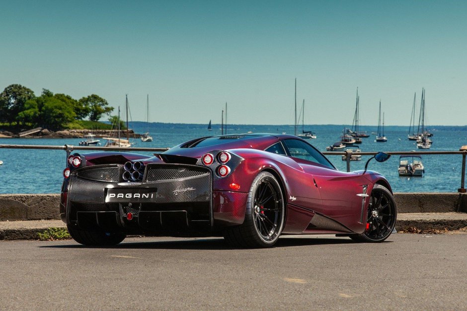 Pagani Huayra din carbon rosu