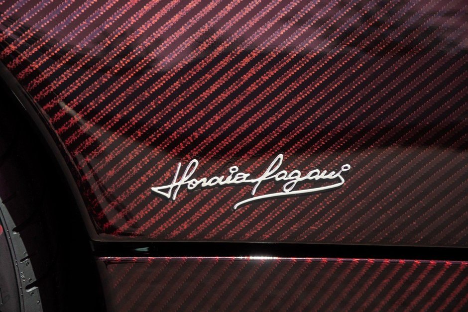 Pagani Huayra din carbon rosu