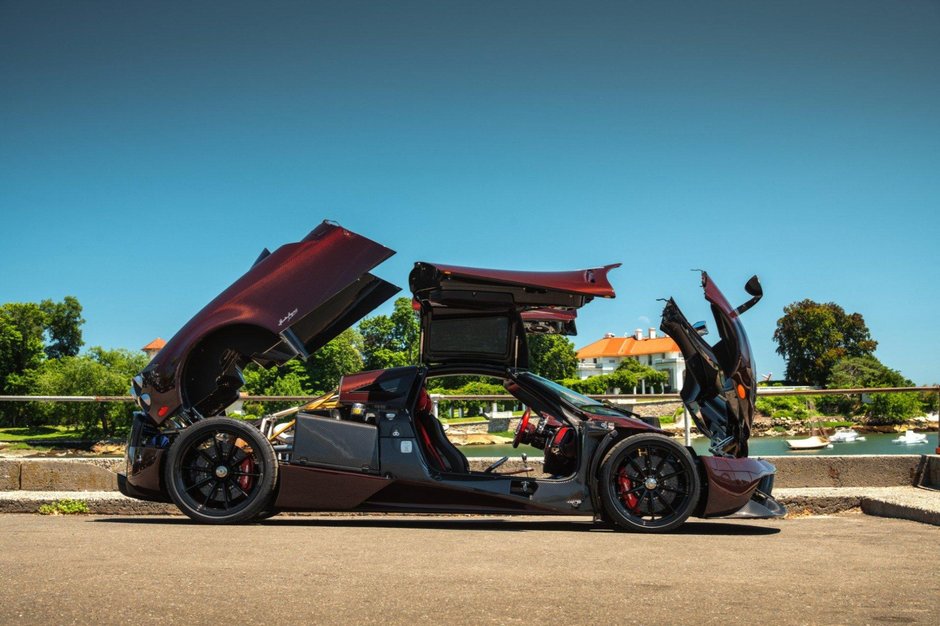 Pagani Huayra din carbon rosu