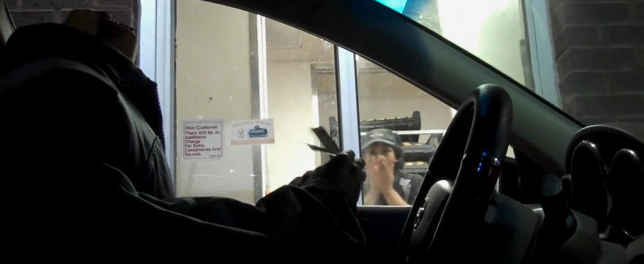 Panica la drive-in. Clientul fara cap care cauta sa-si comande de mancare Panica la drive-in. Clientul fara cap care cauta sa-si comande de mancare