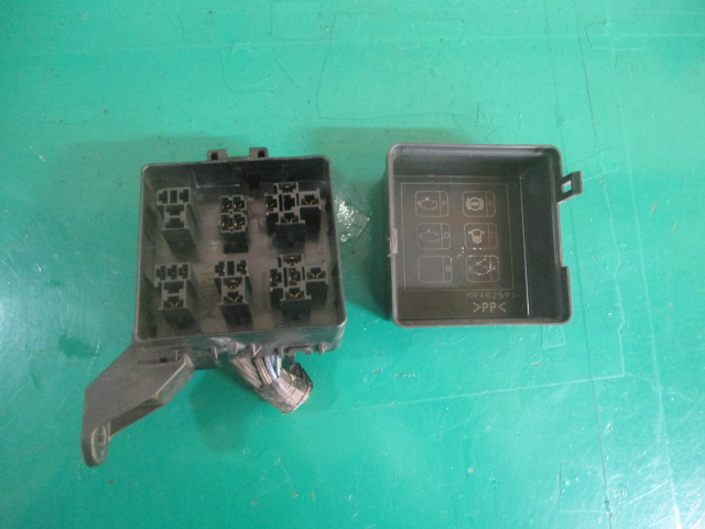PANOU / BLOC SIGURANTE / RELEE COD MR482591 MITSUBISHI PAJERO SHOGUN III 3.2 DI-D 1999–2007 ⭐⭐⭐⭐⭐