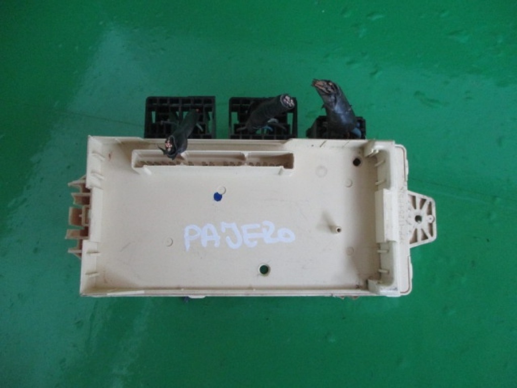 PANOU / BLOC SIGURANTE / RELEE MITSUBISHI PAJERO SHOGUN III FAB. 1999 - 2007