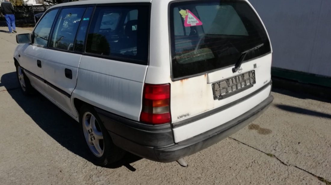 PANOU / BLOC SIGURANTE / RELEE OPEL ASTRA F BREAK 1.4 i 16V 66KW 90CP FAB. 1991 - 1999 ZXYW2018ION