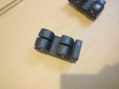 Panou butoane geamuri stanga fata Audi A4 B6 cod 8Z0959851
