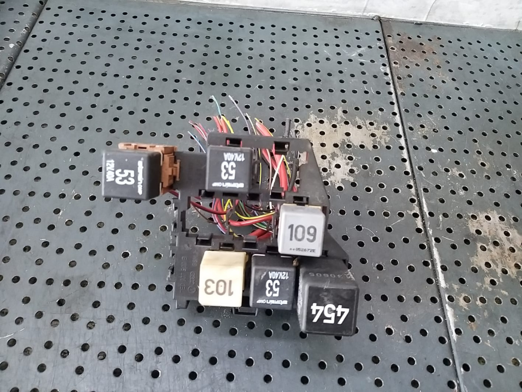 Panou sigurante relee 1.9 tdi vw transporter t5 7e0937503b