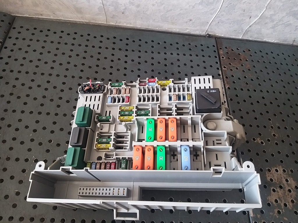 Panou sigurante relee bmw seria 3 e90 e91 690662104 690662101