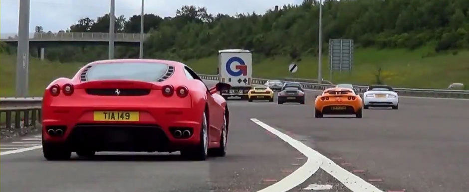 Parada de supercaruri pe o autostrada din Anglia Parada de supercaruri pe o autostrada din Anglia