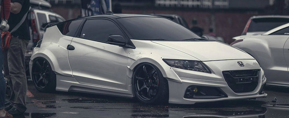 Pare venita de pe o alta planeta. Asta trebuie sa fie cea mai agresiva Honda CR-Z din lume. Pare venita de pe o alta planeta. Asta trebuie sa fie cea mai agresiva Honda CR-Z din lume.