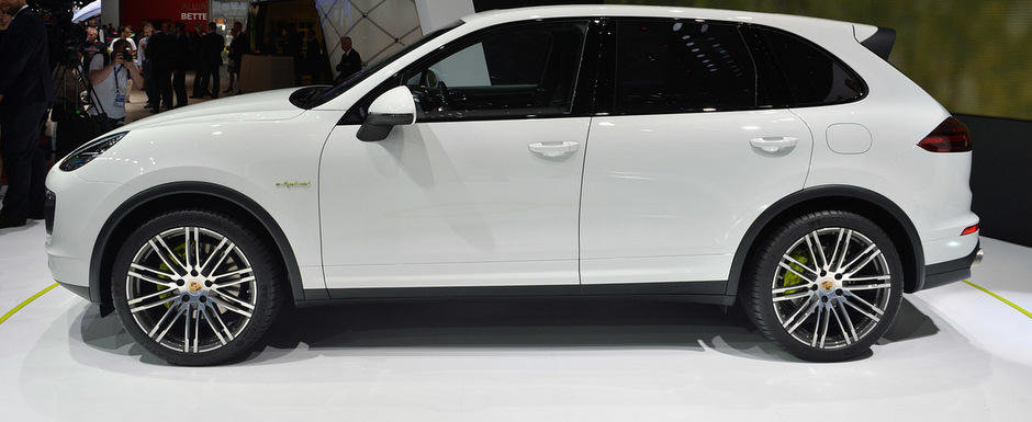 Paris 2014: Noul Cayenne S E-Hybrid ofera 416 CP, consuma 3.4 l/100 km Paris 2014: Noul Cayenne S E-Hybrid ofera 416 CP, consuma 3.4 l/100 km