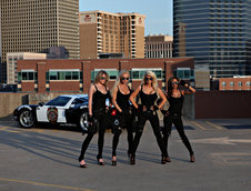Patru politiste sexy si un Ford GT